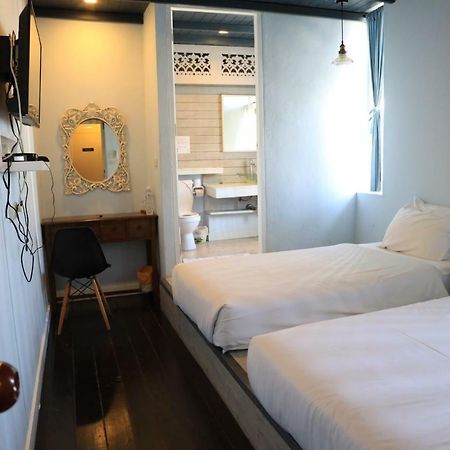 Arom D Hostel Bangkok Exterior photo