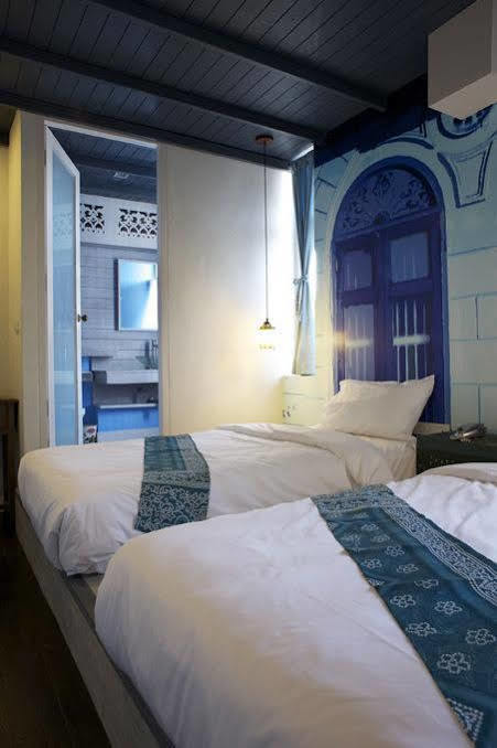 Arom D Hostel Bangkok Exterior photo