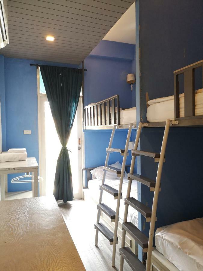 Arom D Hostel Bangkok Exterior photo