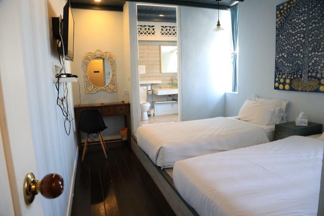 Arom D Hostel Bangkok Exterior photo